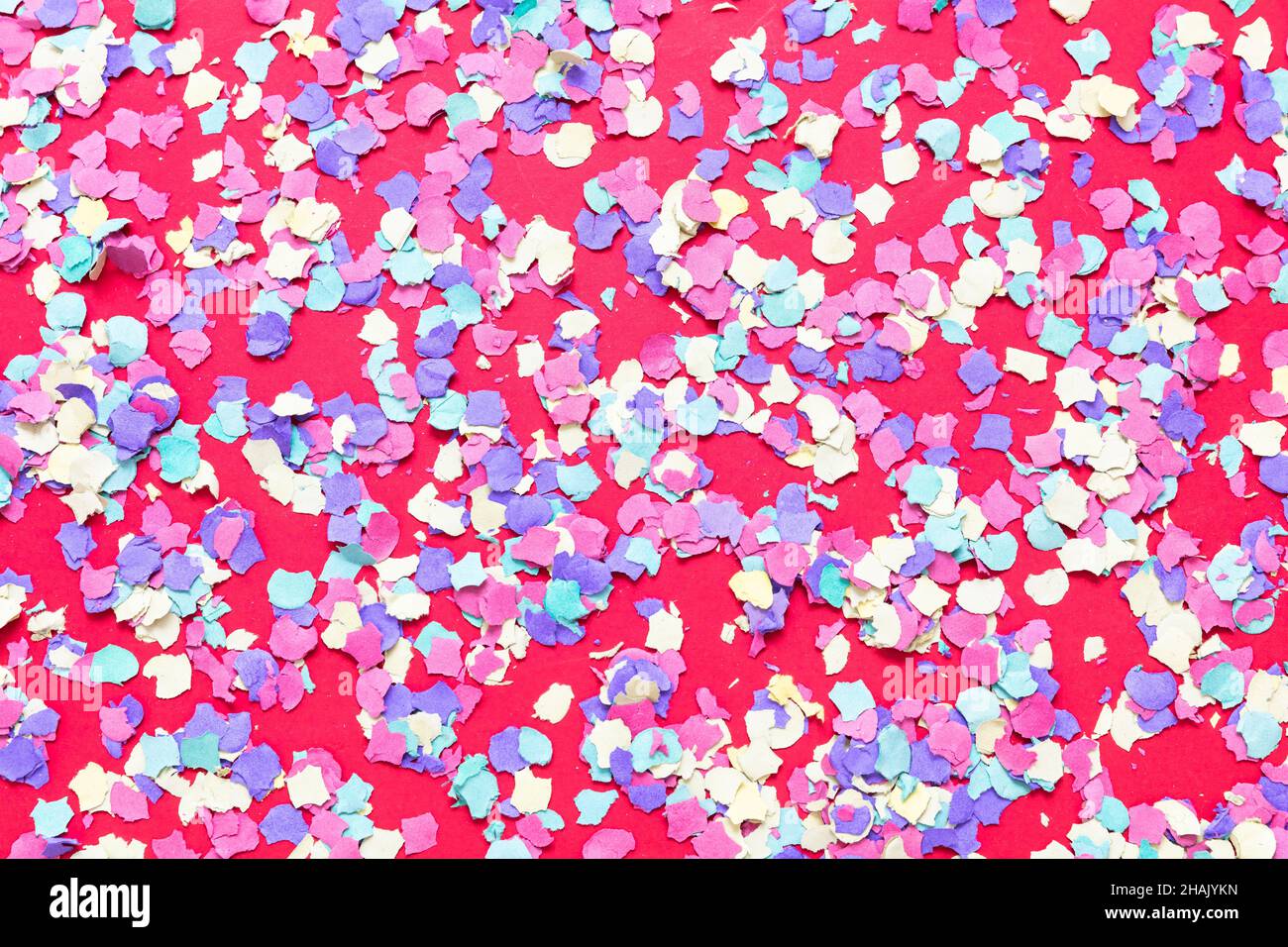 Konfetti festlichen Hintergrund. Bunte helle Papierkreise auf rosa. Dekoration für Karneval und Geburtstagsfeier. Stockfoto