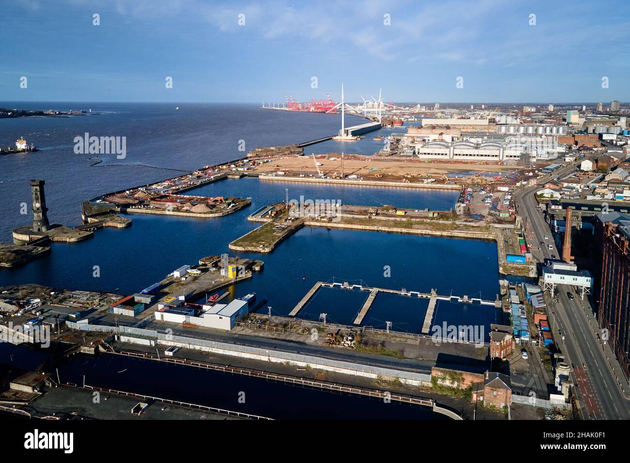 Liverpool, Merseyside, Großbritannien - Dez, 02 2021. Eine allgemeine Luftaufnahme von Liverpools denkmalgeschützter Waterfront und dem Bramley-Moore Dock im Hintergrund Stockfoto