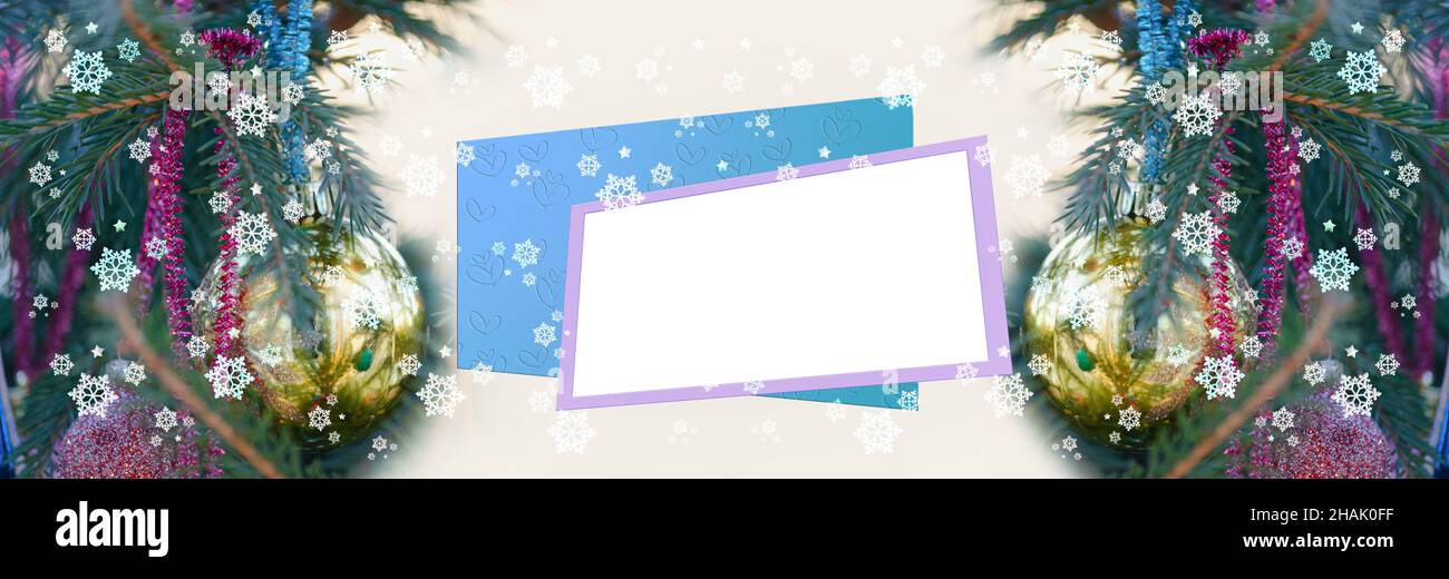 Widescreen Weihnachten Unschärfe Hintergrund mit Textrahmen und verzierten Weihnachtsbäumen. Künstlerische Gestaltung, Banner Stockfoto
