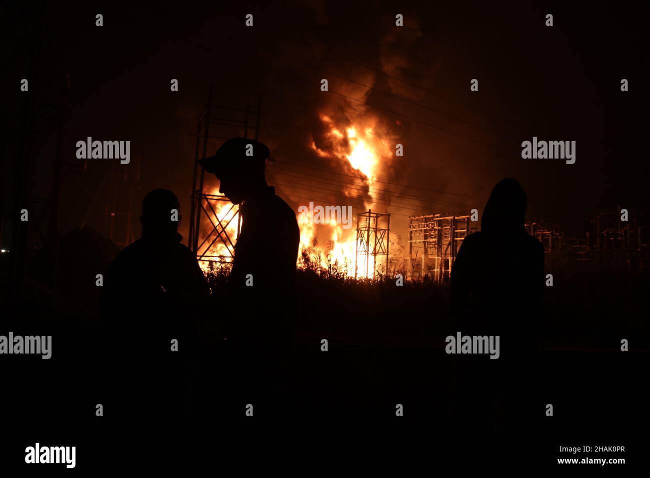 Kalkutta, West Bangal, Indien. 13th Dez 2021. Feuerwehrleute halten einen Schlauch, um Flammen zu entfachen, als im Power House und in der Nähe einer Wachsfabrik in Howrah, Westbengalen, ein massives Feuer ausbrach. (Bild: © Dipa Chakraborty/Pacific Press via ZUMA Press Wire) Bild: ZUMA Press, Inc./Alamy Live News Stockfoto