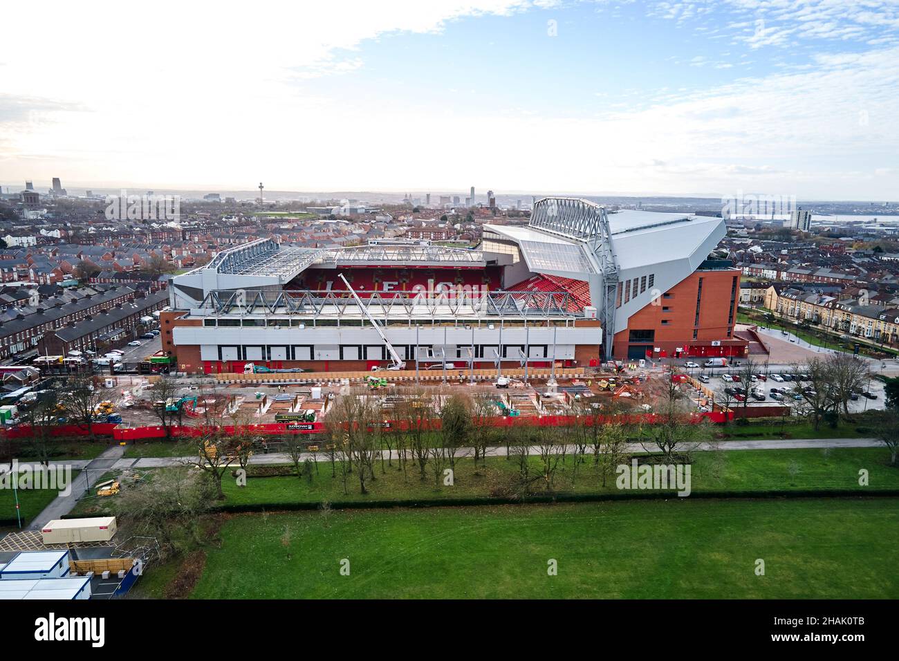 Liverpool, Merseyside, Großbritannien - Dez, 02 2021. Eine allgemeine Luftaufnahme der Baustelle der Anfield Road im Anfield Stadium des Liverpool Football Club als Nachteile Stockfoto