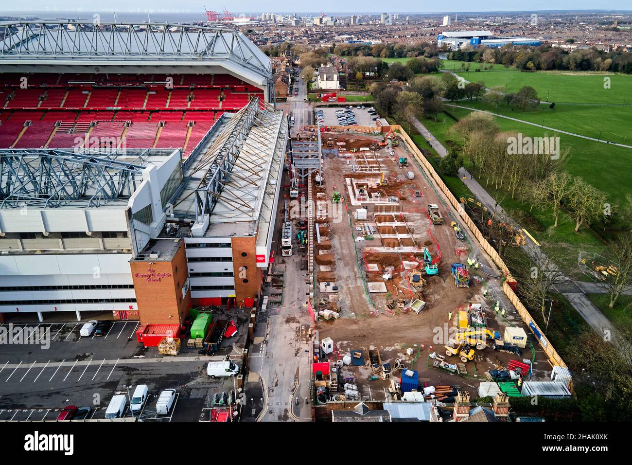 Liverpool, Merseyside, Großbritannien - Dez, 02 2021. Eine allgemeine Luftaufnahme der Baustelle der Anfield Road im Anfield Stadium des Liverpool Football Club als Nachteile Stockfoto