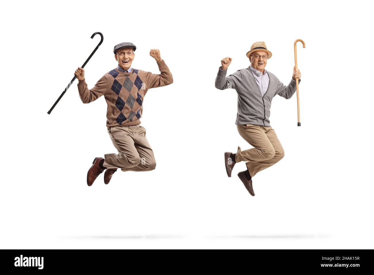 In voller Länge Porträt von fröhlichen älteren Männern mit Spazierstöcken springen isoliert auf weißem Hintergrund Stockfoto