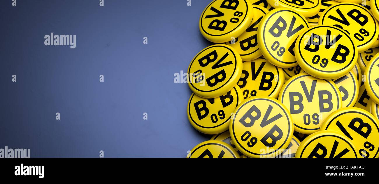 Logos des Deutschen Fußballvereins Borussia Dortmund auf einem Haufen auf einem Tisch. Speicherplatz kopieren. Webbanner-Format Stockfoto