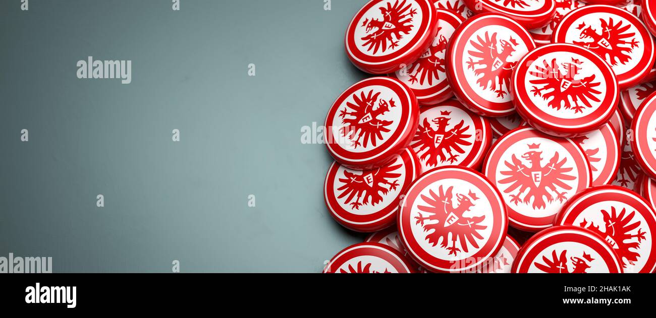 Logos des Deutschen Fußballvereins Eintracht Frankfurt auf einem Haufen auf einem Tisch. Speicherplatz kopieren. Webbanner-Format Stockfoto