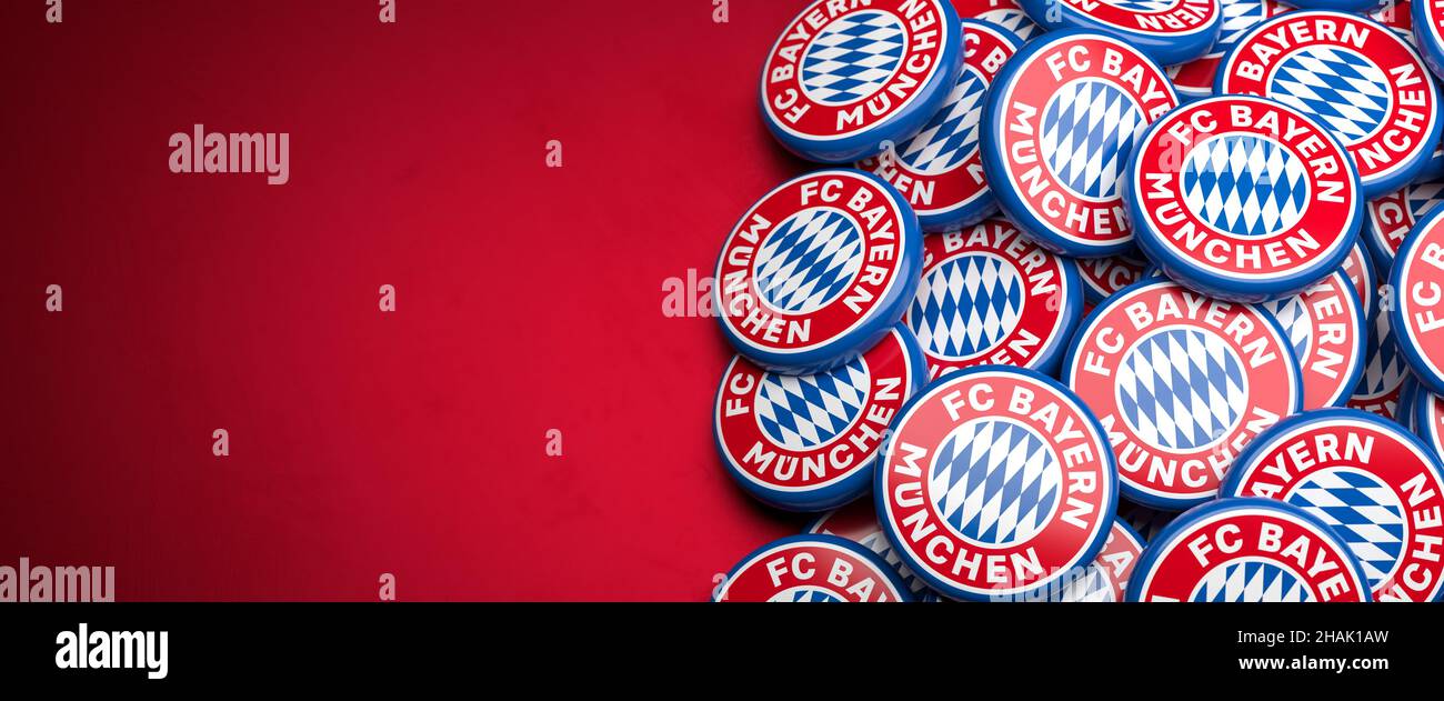 Logos des deutschen Fußballvereins FC Bayern München auf einem Haufen auf einem Tisch. Speicherplatz kopieren. Webbanner-Format Stockfoto