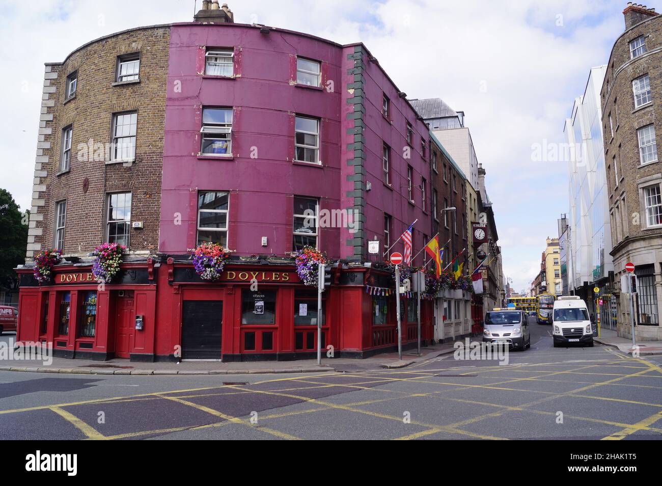 Dublin, Republik Irland: Blick auf das Doyle's Pub Gebäude in der College Street Stockfoto