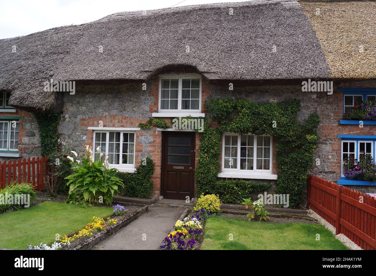 Adare, County Limerick, Irland: Ein traditionelles irisches Reethaus mit Vorgarten Stockfoto