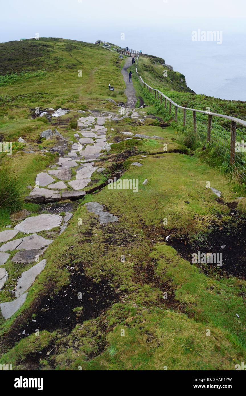 One man's Path in der Slieve League, den höchsten Klippen der Insel Irland Stockfoto