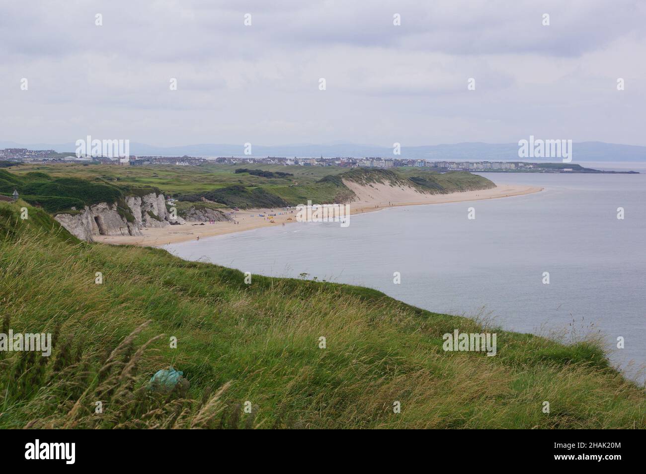 Ein Panoramablick auf den Whiterocks Beach in Portrush, Nordirland (UK) Stockfoto
