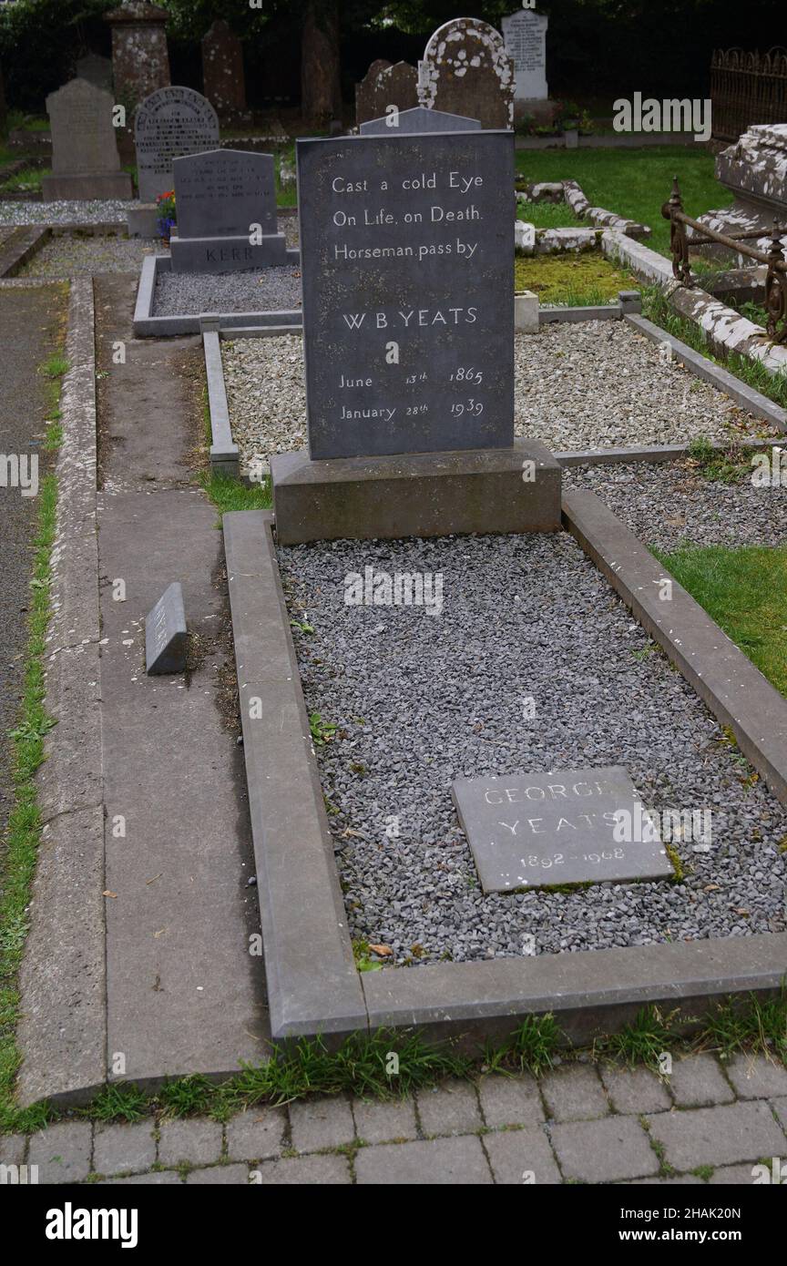 Drumcliff, Irland: Das Grab des irischen Dichters W. B. Yeats in Drumcliff Churchyard Stockfoto