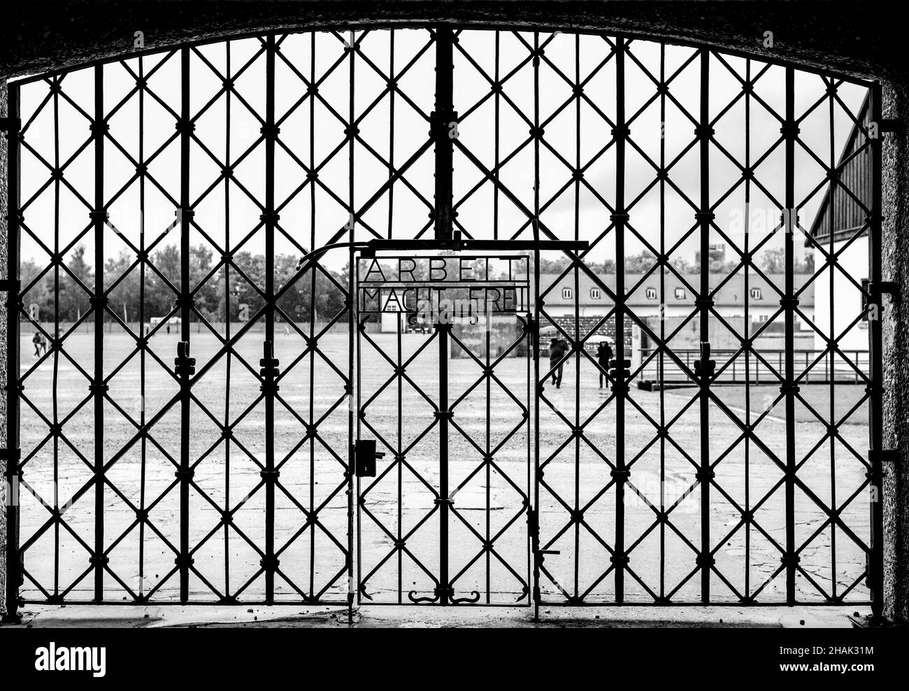 Ikonisches Tor am Eingang des Konzentrationslagers Dachau mit der verspotteten Inschrift -work brings Freedom-, Deutschland Stockfoto