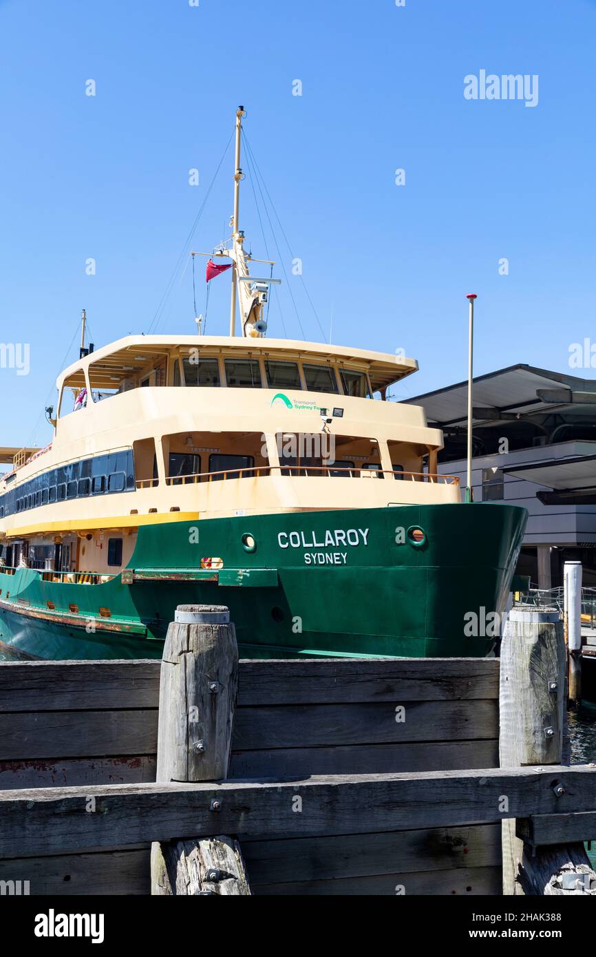 Die Sydney-Fähre namens Collaroy ist nach dem lokalen Strand benannt, eine Süsswasserfähre der Sydney-Klasse, die an der Fähranlegestelle am Circular Quay, Sydney, Australien, liegt Stockfoto