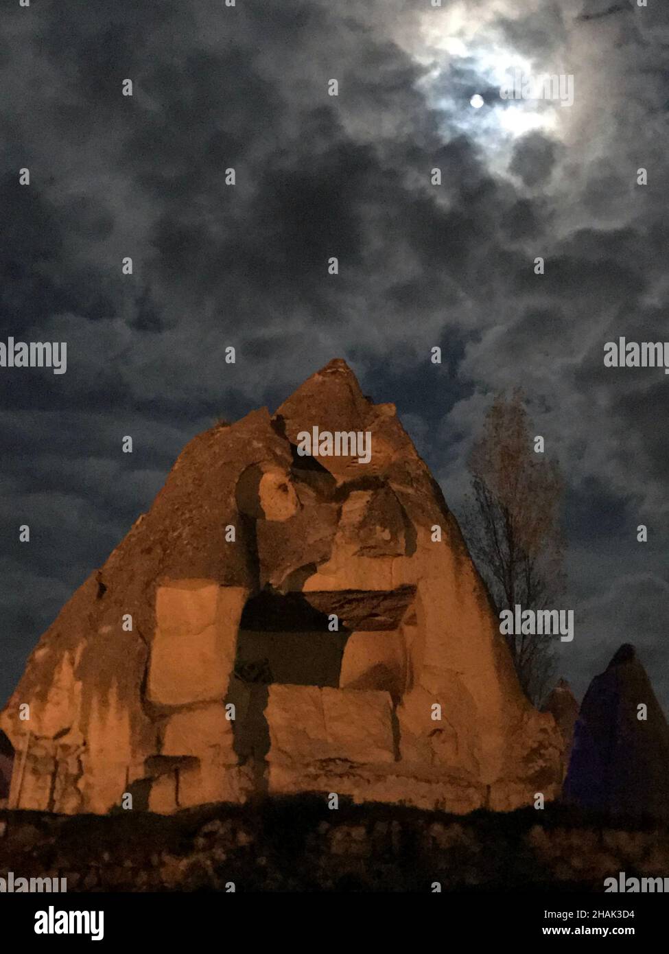 Bei Nacht schaurig beleuchtete Felsformationen in der Nähe des Hotels in Goreme in der türkischen Region Kappadokien Stockfoto