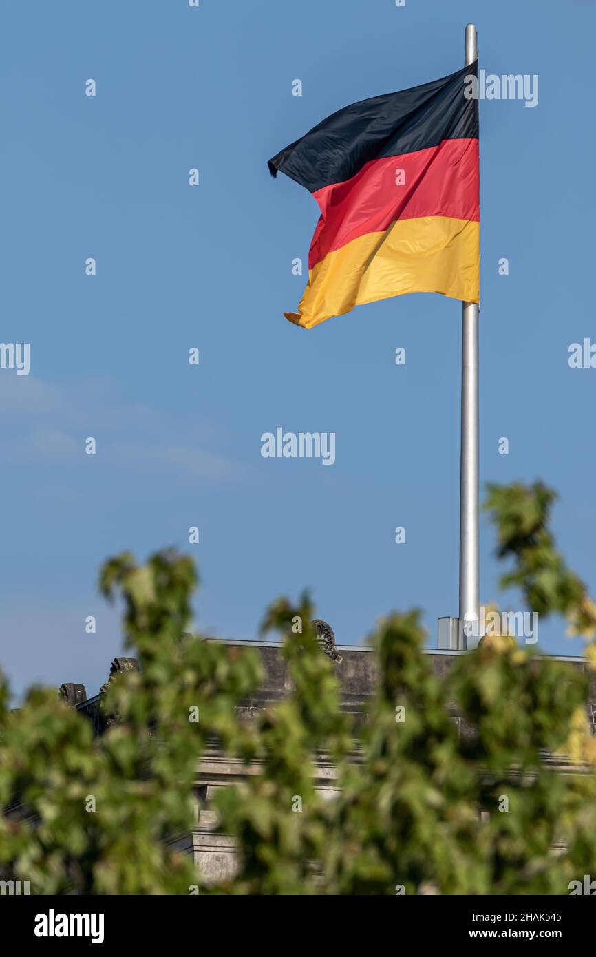 Bundesrepublik Deutschland, Deutsche Fahne winken auf dem Hintergrund des blauen Himmels, DE Stockfoto