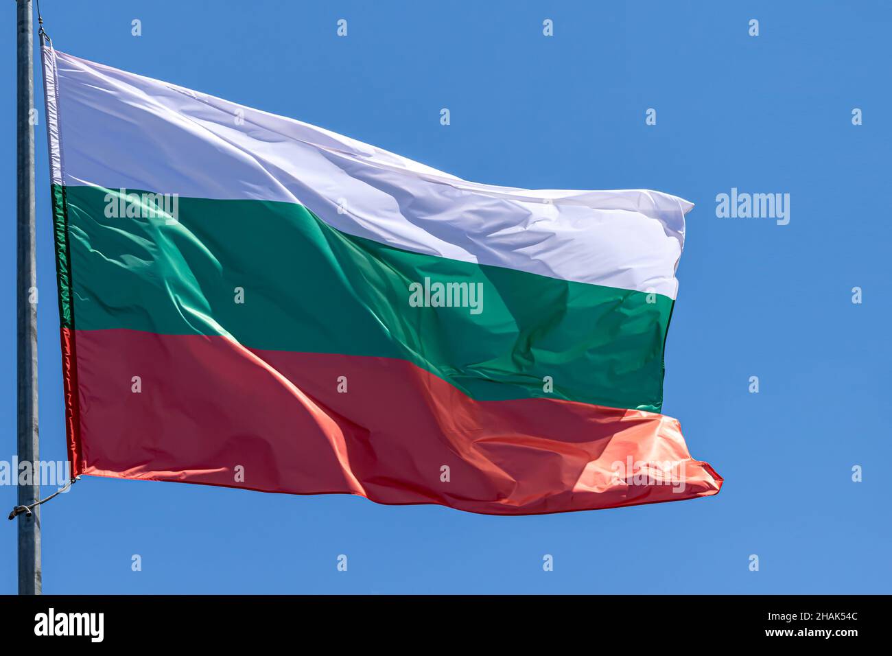 Bulgarische Nationalflagge winkt auf blauem Himmel Hintergrund. Republik Bulgarien, BG Stockfoto