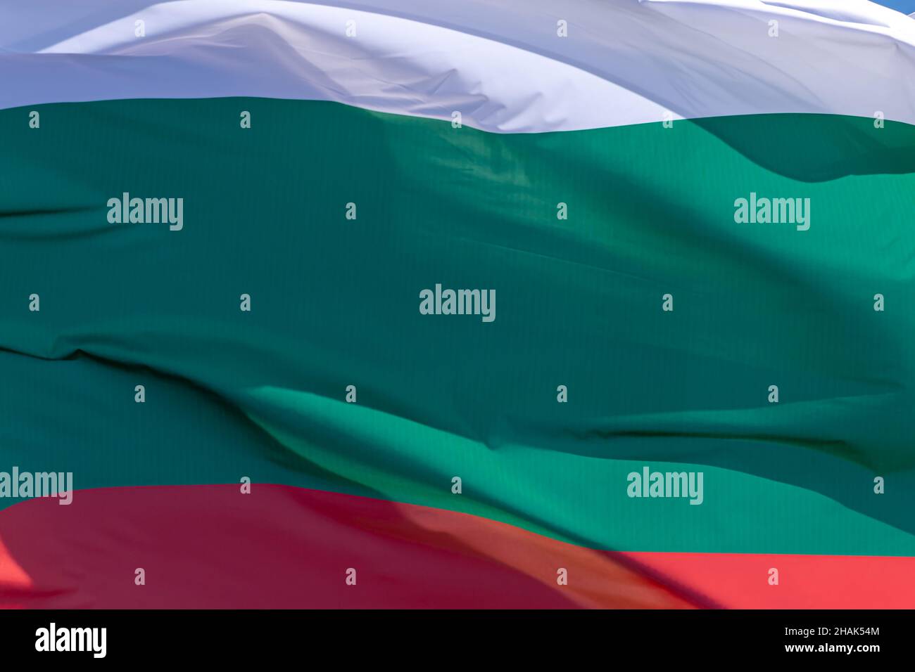 Ein Teil der bulgarischen Nationalflagge winkt, Nahaufnahme. Republik Bulgarien, BG Stockfoto