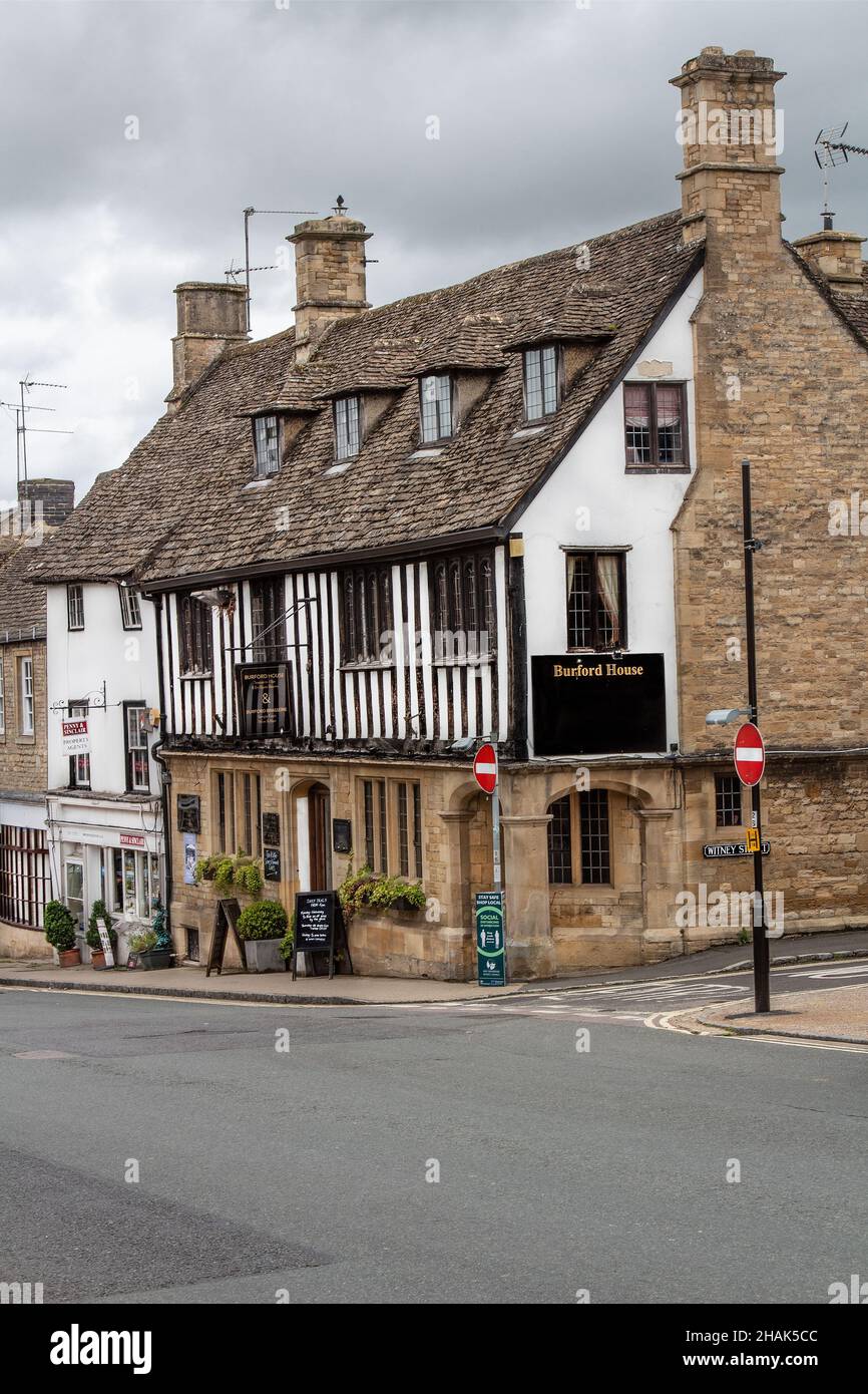 Ein Tudor British Pub in Burford, einer Stadt am Fluss Windrush, in den Cotswold Hills, im West Oxfordshire District von Oxfordshire, England. Stockfoto