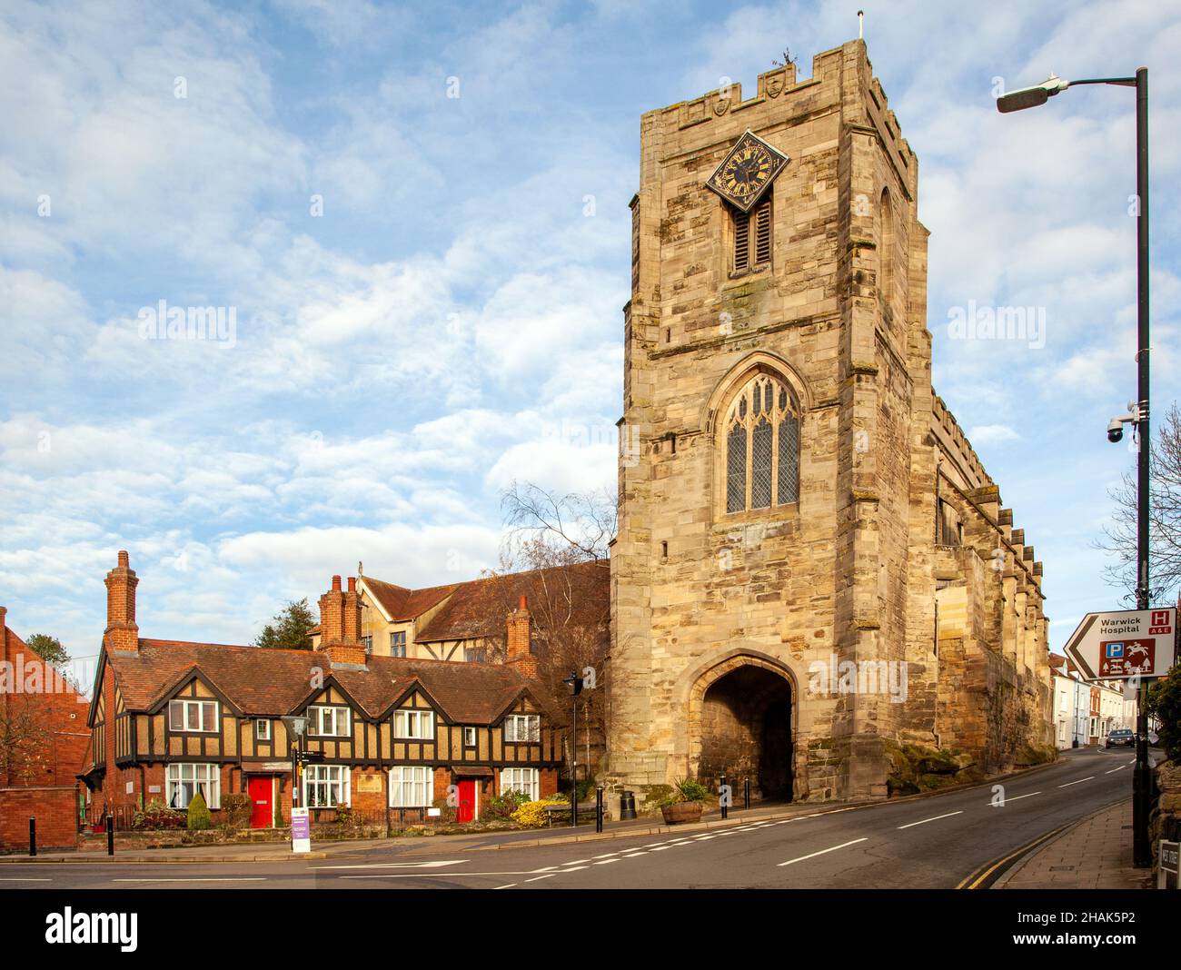 Die aus dem 12th. Jahrhundert stammende Kapelle von St. James dem Großen wurde über dem normannischen Westtor erbaut und ist Teil des Lord Leycester Hospital in der Marktstadt Warwick Stockfoto