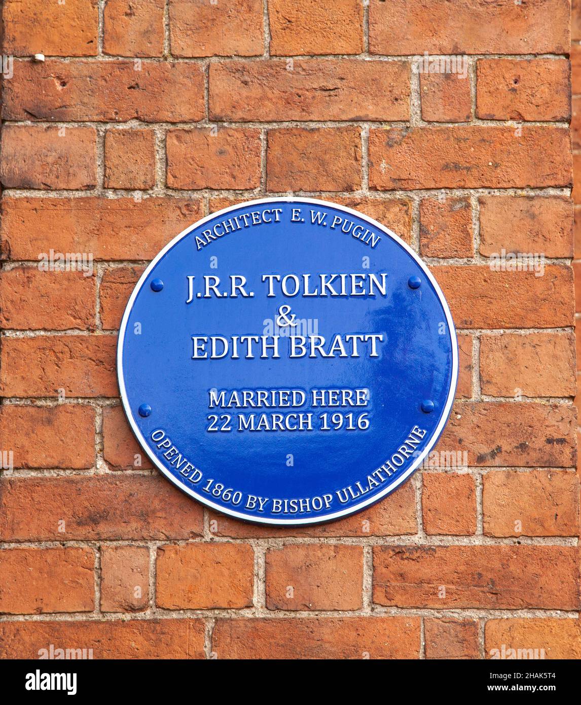 Blaue Gedenktafel an der makellosen römisch-katholischen Kirche St. Mary Immaculate, Warwick, die die Tatsache markiert, dass J. R. Tolkien dort am 22. März 1916 Edith Brat geheiratet hat. Stockfoto