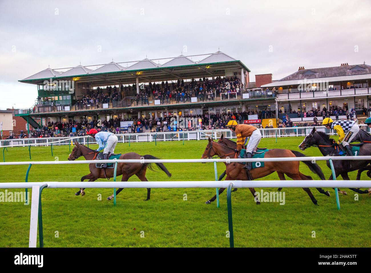 Nationales Jagdpferderennen auf der Warwick Racecourse England mit Aktion vor dem Hauptstand, aufgenommen vom Wohnwagen- und Wohnmobilclub-Gelände 2021 Stockfoto