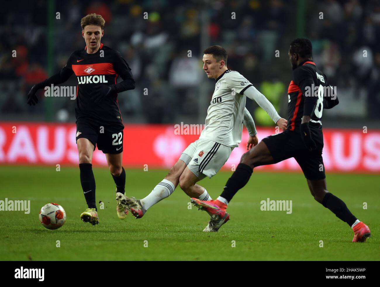 WARSCHAU, POLEN - 09. DEZEMBER 2021: UEFA Europa League Gruppenspiel Legia Warszawa - FC Spartak Moscov, Bartosz Slisz (Legia Warszawa) Mikhail Ignatov (FC Spartak Moskva) Stockfoto