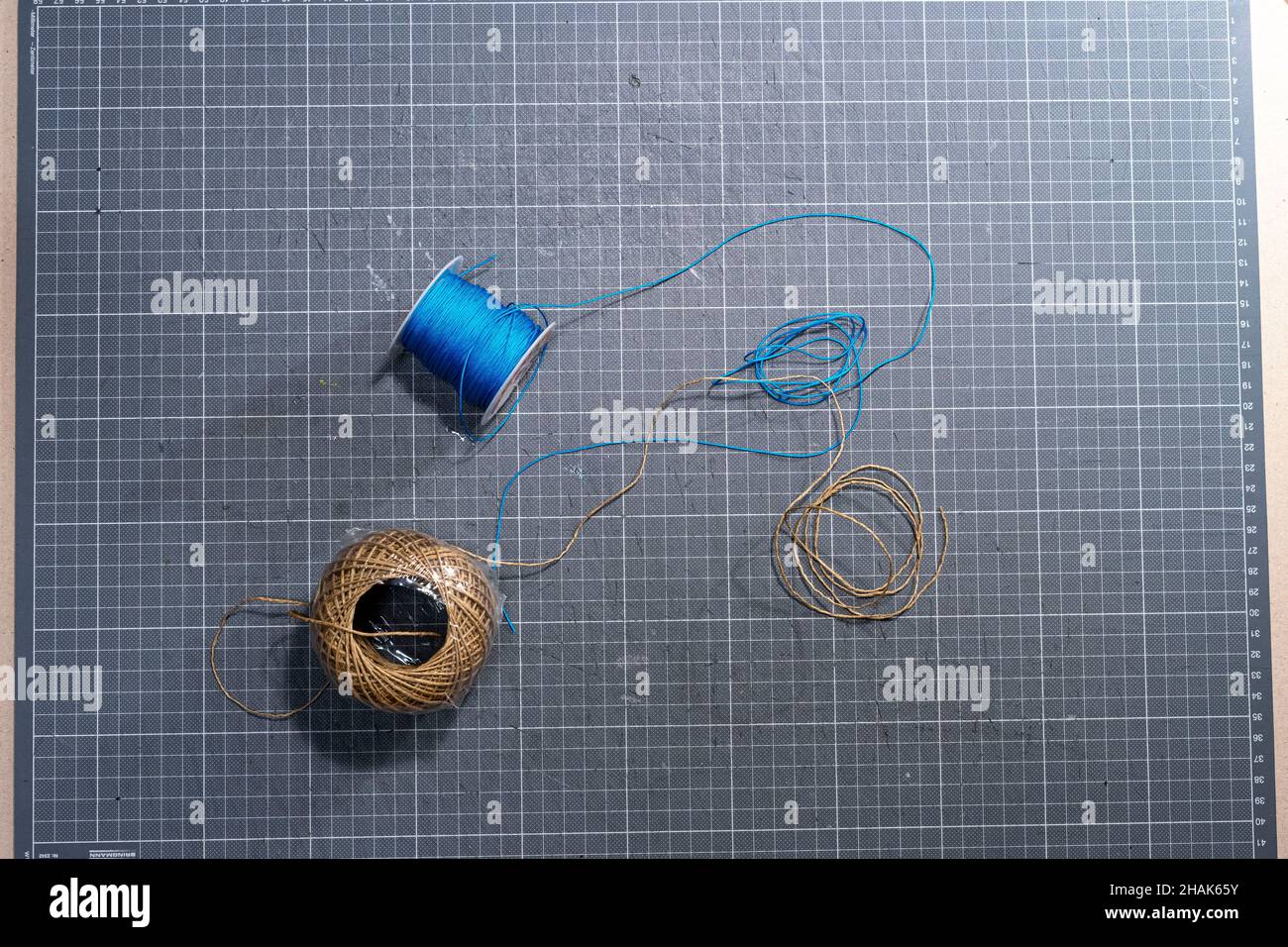 String - Material für die hausgemachte Dekoration zu verwenden Stockfoto
