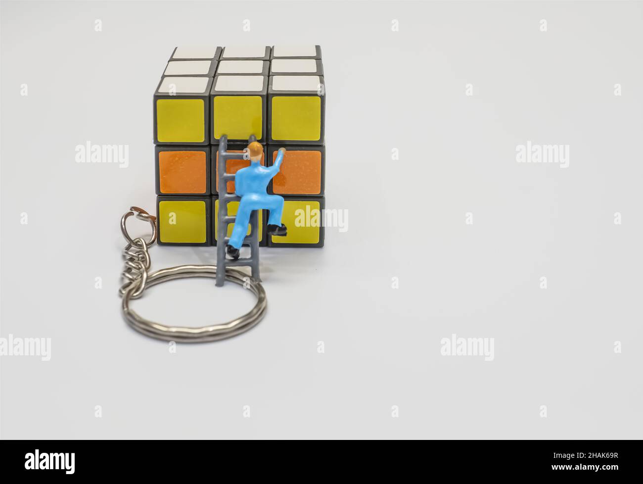 Bunte Rubik's Würfel und Miniatur-Arbeiter Stockfoto