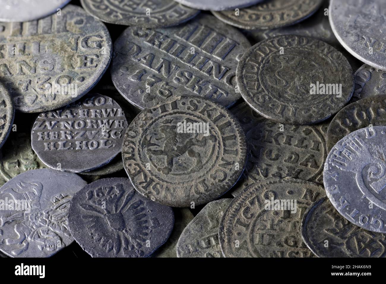 Alte Silbermünzen mit Metalldetektor gefunden Stockfoto