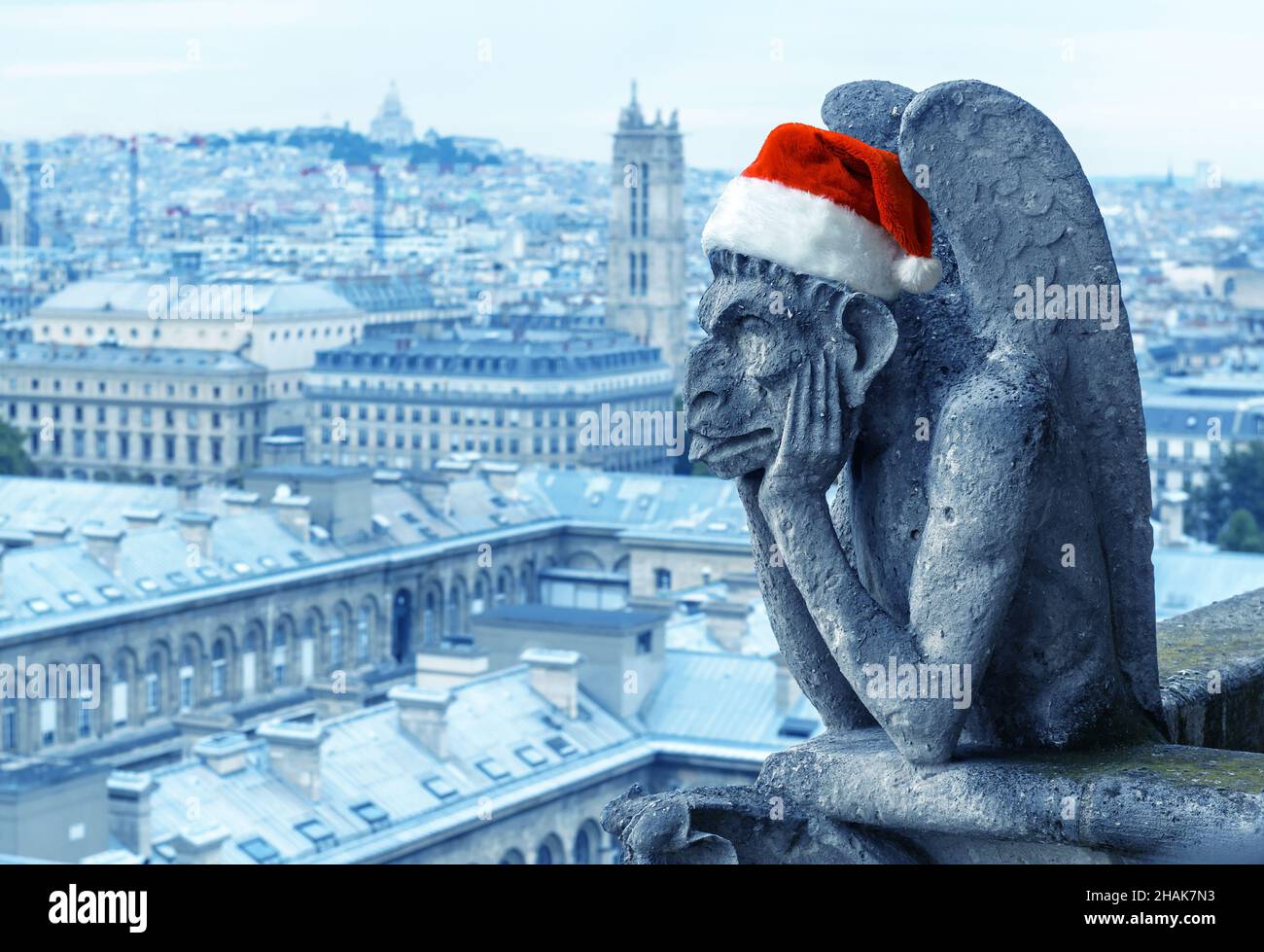 Weihnachten, Neujahr und Spaßkonzept, Gargoyle (Chimäre) der Kathedrale Notre Dame de Paris mit Santa Hut, Paris, Frankreich. Dieser Ort ist das Wahrzeichen von Pari Stockfoto
