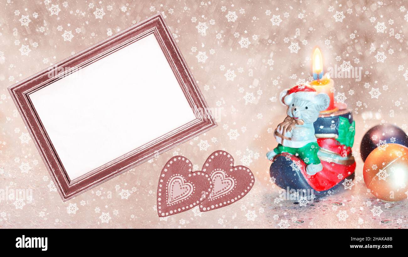 Weihnachtshintergrund mit Textrahmen, Schneeflocken und brennenden Kerzen. Selektiver Fokus Stockfoto