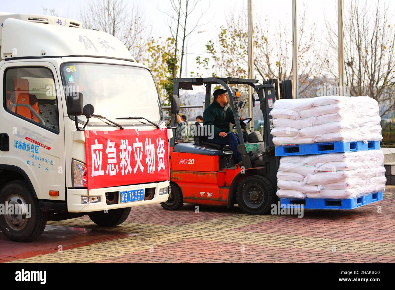 QINGDAO CHINA 9 DEZEMBER 2022 Gabelstapler entladen QINGDAO CHINA 9 DEZEMBER 2022 Gabelstapler entladen