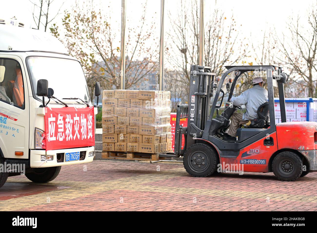 QINGDAO CHINA 9 DEZEMBER 2022 Gabelstapler entladen QINGDAO CHINA 9 DEZEMBER 2022 Gabelstapler entladen