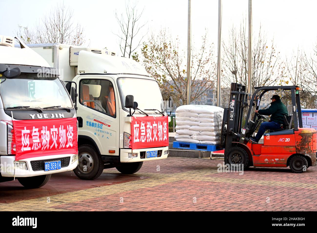 QINGDAO CHINA  9 DEZEMBER 2022 Gabelstapler entladen 