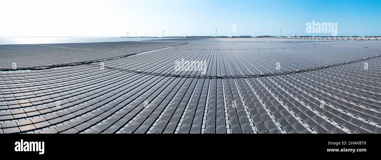 Luftaufnahme des schwimmenden Solarkraftwerks und des Windparks Stockfoto