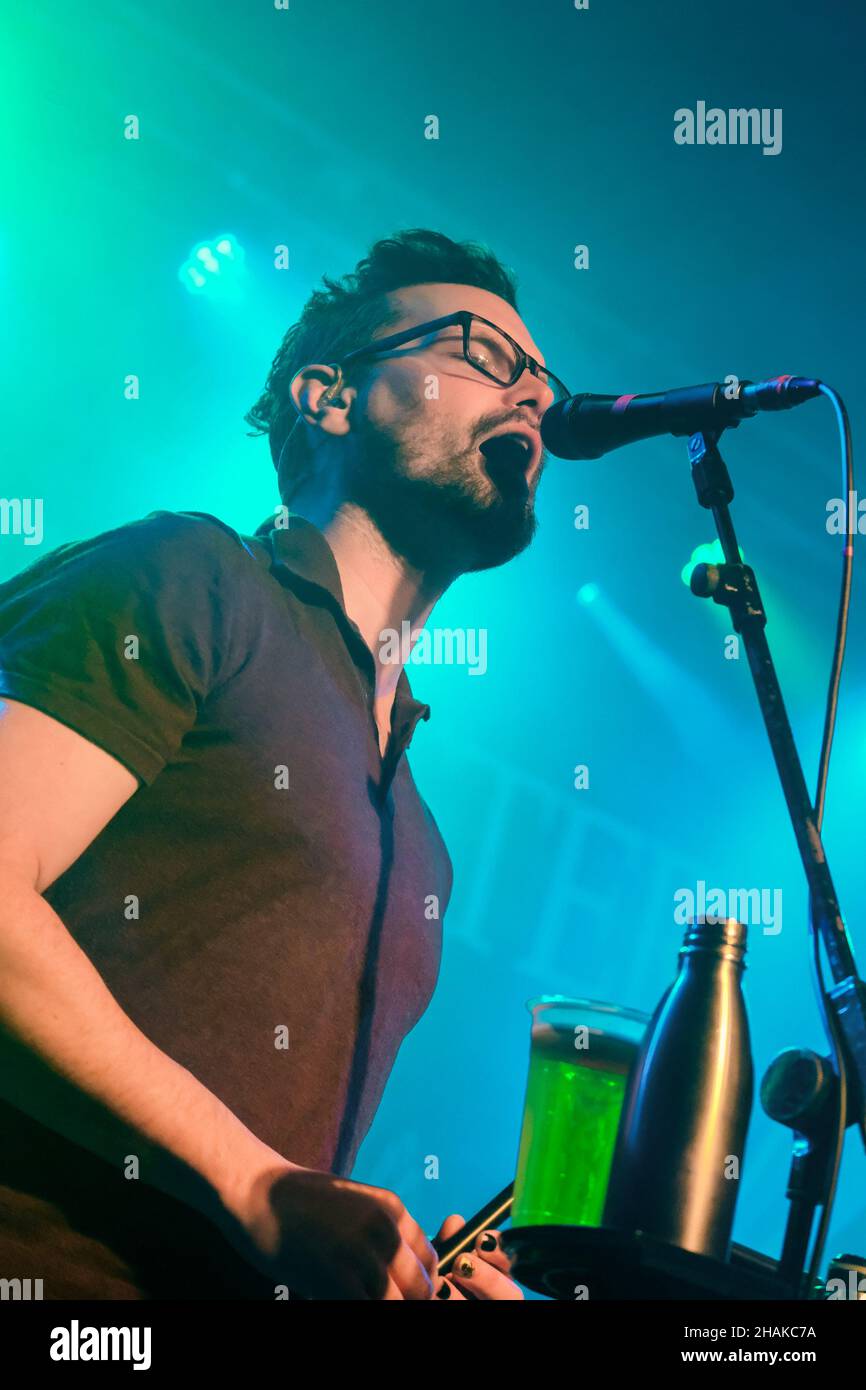 Southampton, Großbritannien. 10th Dez 2021. David Robinson, Sänger im britischen A-Capella-Stil, Folk- und Sea-Shanty-Musikgruppe The Longest Johns, der mit der Darbietung des 1800s-Folk-Songs Wellerman zu einer viralen Tik-Tok-Sensation wurde, treten live auf der Bühne auf. Kredit: SOPA Images Limited/Alamy Live Nachrichten Stockfoto