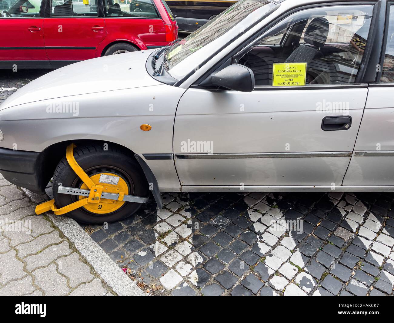 Inowroclaw, Polen - 10. August 2021. Kofferraum auf dem Autorad – das Gerät ist an einem Fahrzeugrad befestigt, um zu verhindern, dass es bewegt wird Stockfoto