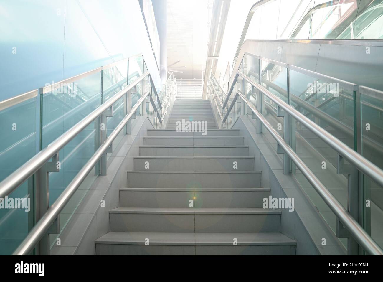 Treppe in einem modernen Gebäude bis zum Licht. Stockfoto