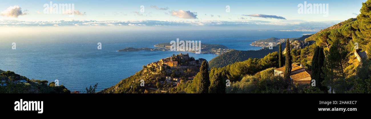 Das Dorf Eze und das Mittelmeer im Sommer mit Saint-Jean-Cap-Ferrat. Provence-Alpes-Cote d'Azur, Französische Riviera, Frankreich Stockfoto