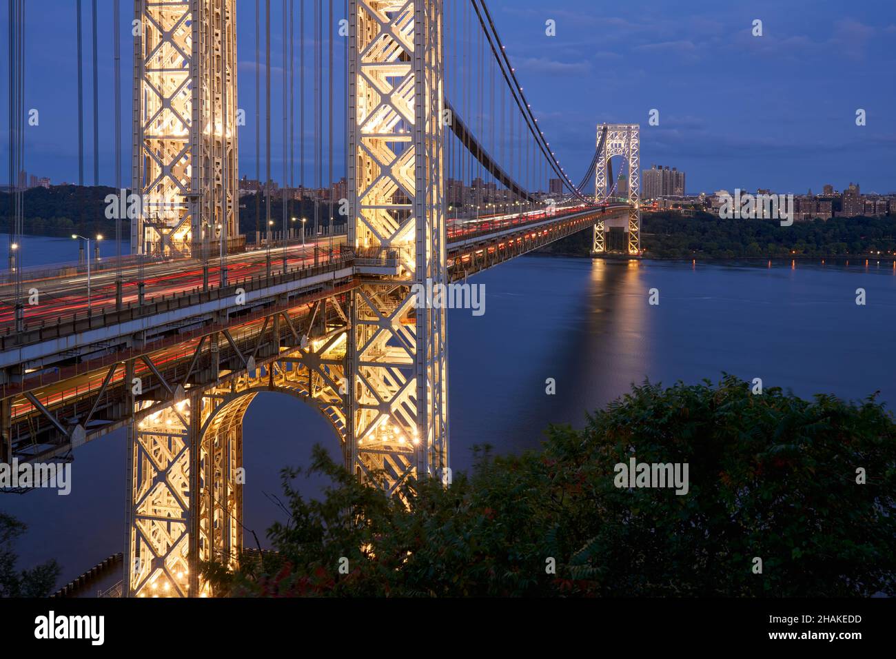 Die beleuchtete George Washington Bridge über den Hudson River am Abend. New York City, Upper Manhattan. USA Stockfoto