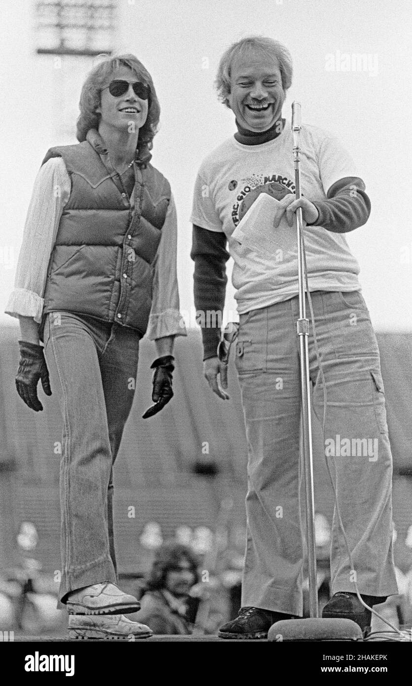Andy Gibb und DJ Don Rose der Bee Gees-Rockgruppe auf der Bühne im Kezar-Stadion beim jährlichen März des Dimes Walkathon in San Francisco, Kalifornien, 1978 Stockfoto