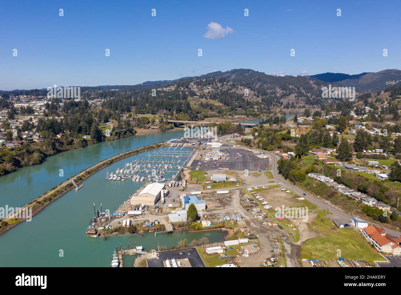 Brookings Oregon Marina an sonnigen Tagen mit blauem Himmel, Luftdrohne geschossen. Stockfoto
