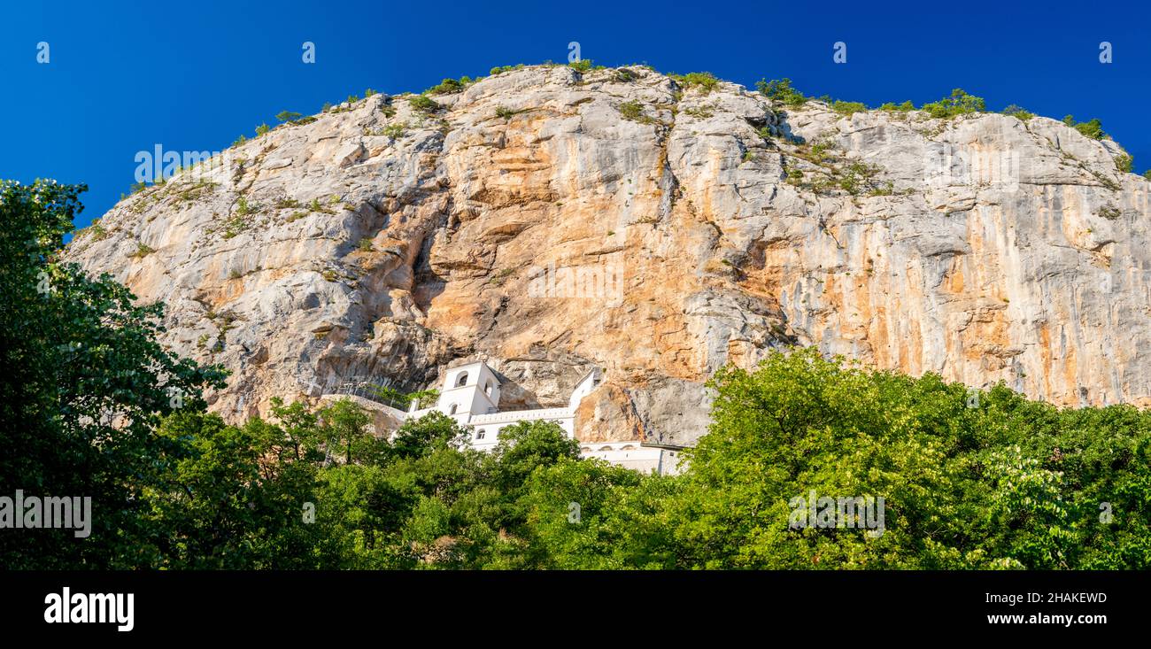 Blick auf das alte Kloster und beliebtesten Wallfahrtsort, von unter den Bäumen in Richtung der großen Felsen, in die es geschnitzt wurde, und cle Stockfoto