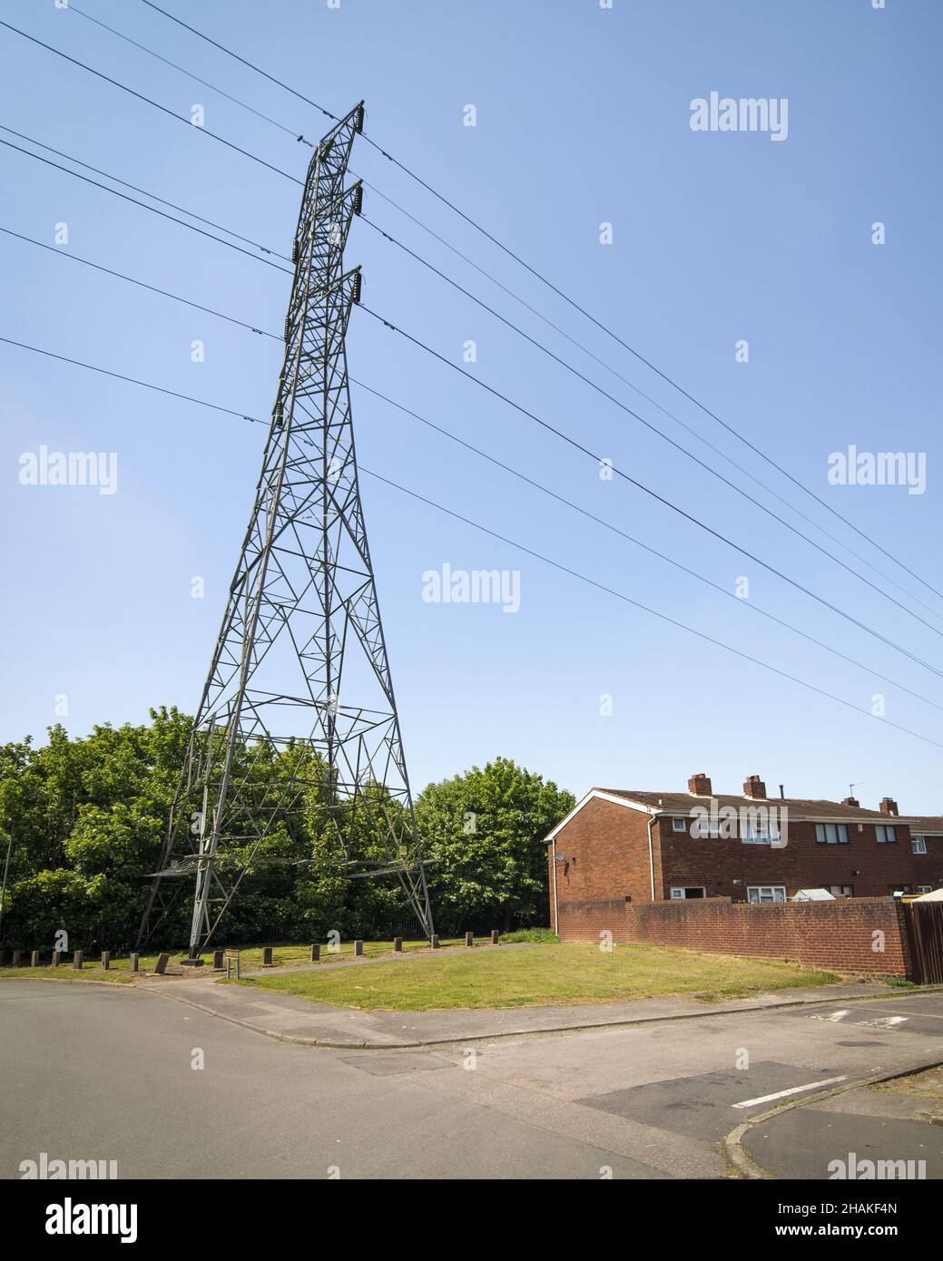 Stromleitungen über Häusern. Stockfoto