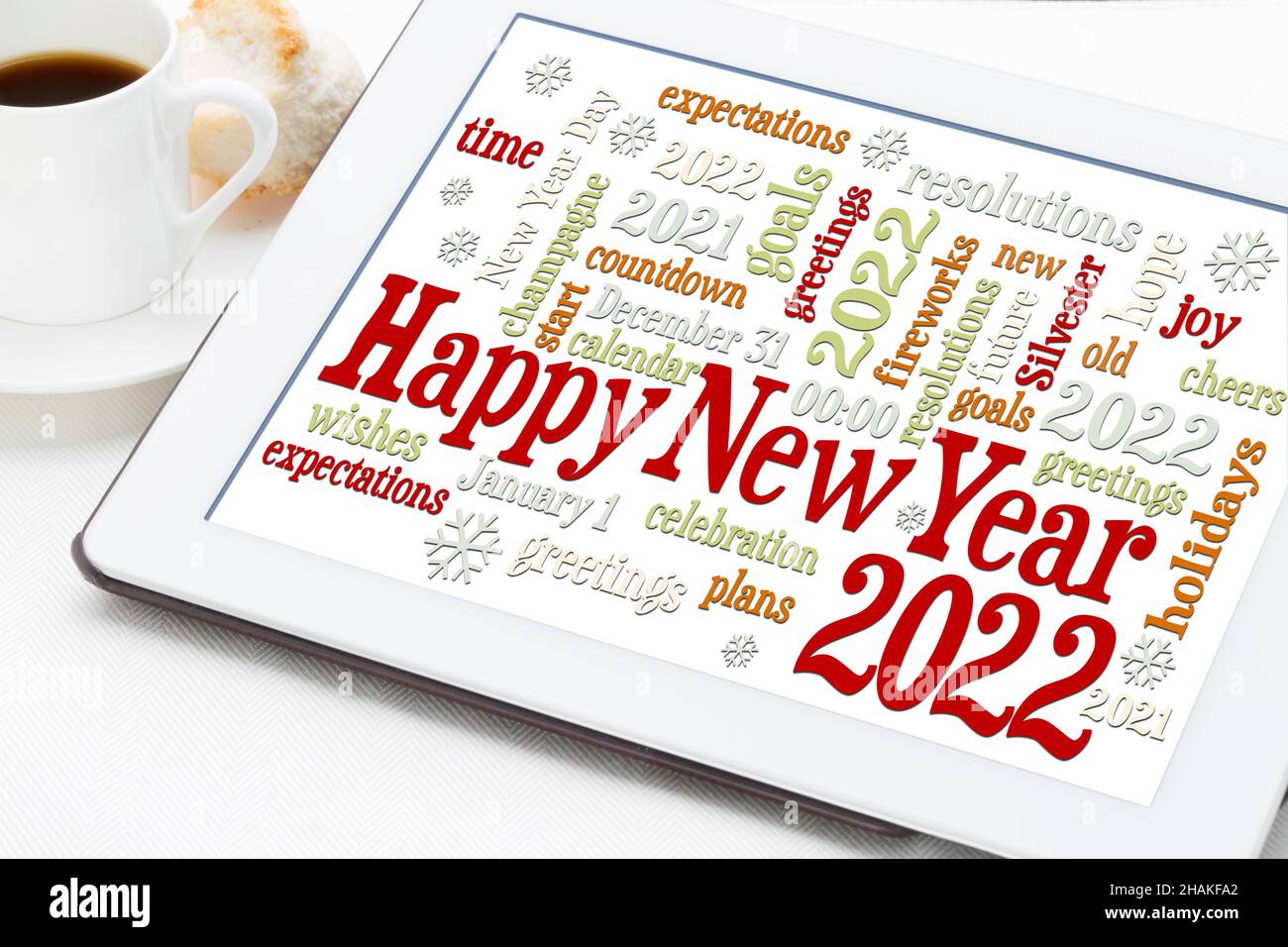 Glückwunschkarte zum neuen Jahr 2022 - Wortwolke auf einem digitalen Tablet mit einer Tasse Kaffee Stockfoto