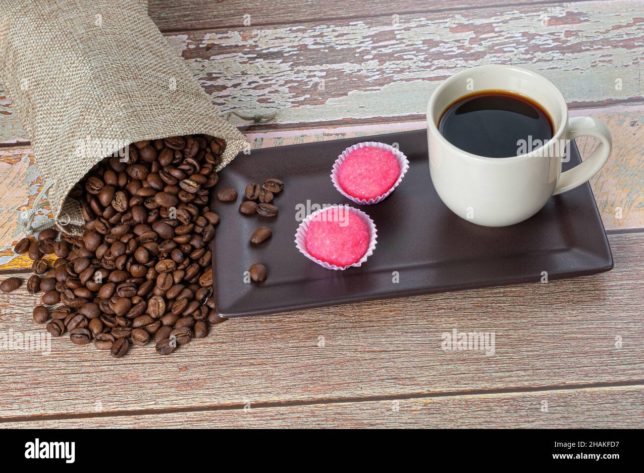 Brigadeiros bichos de pe neben einer Tasse und Kaffeebohnen. Stockfoto