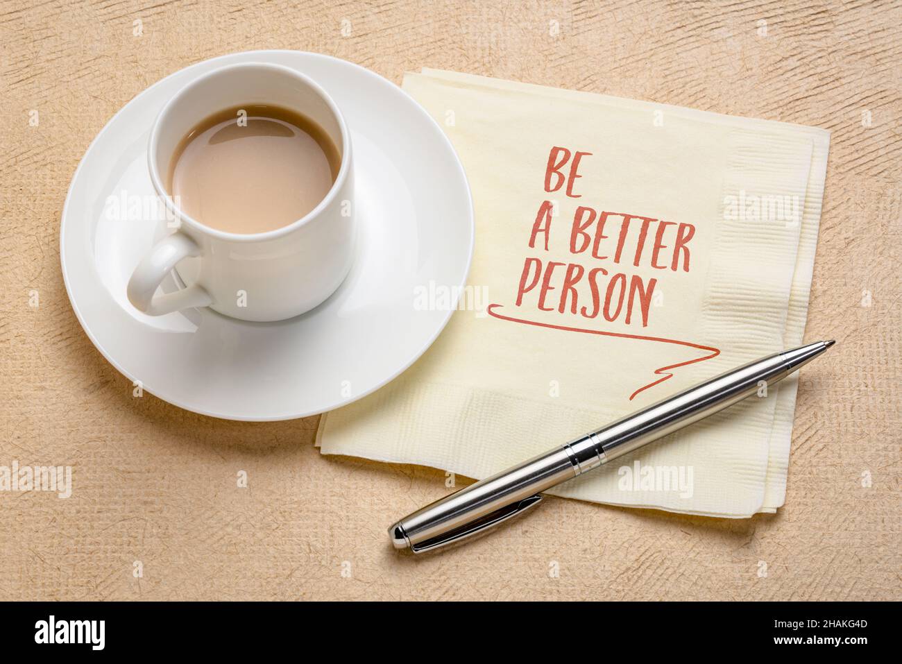 Seien Sie ein besserer Mensch inspirierende Erinnerung - Handschrift auf einer Serviette mit einer Tasse Kaffee, Selbstverbesserung und persönliches Entwicklungskonzept Stockfoto