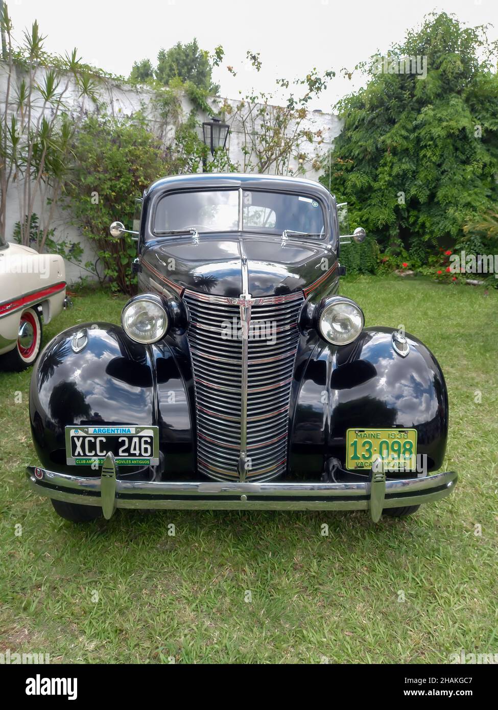 LOMAS DE ZAMORA - BUENOS AIRES, ARGENTINA - Dec 05, 2021: Old black Chevrolet Chevy Master 1938 Limousine von GM. Vorderansicht. Kühlergrill. CADEAA 2021 classic c Stockfoto