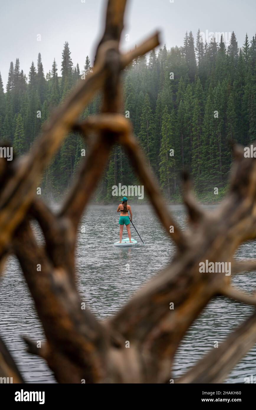 7/14/21 - Crested Butte, Colorado - Eine Frau zeigt, wie man Handstände und Yoga auf einem Paddle Board macht. Stockfoto