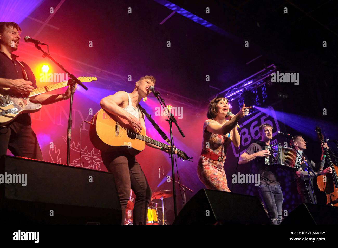 Southampton, Großbritannien. 10th Dez 2021. (L-R) Sam Mule Brace, Concertina und Gitarrist, Dan Heptinstall, Sänger und Gitarrist, Lorna Thomas, Sänger Max Thomas, Melodeon und Dan Gray am Kontrabass mit der britischen Folk-Punk-Band Skinny Lister treten live auf der Bühne auf. (Foto von Dawn Fletcher-Park/SOPA Images/Sipa USA) Quelle: SIPA USA/Alamy Live News Stockfoto